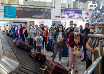 Pareja israelí detenida en Creta por intentar volar con Covid-19