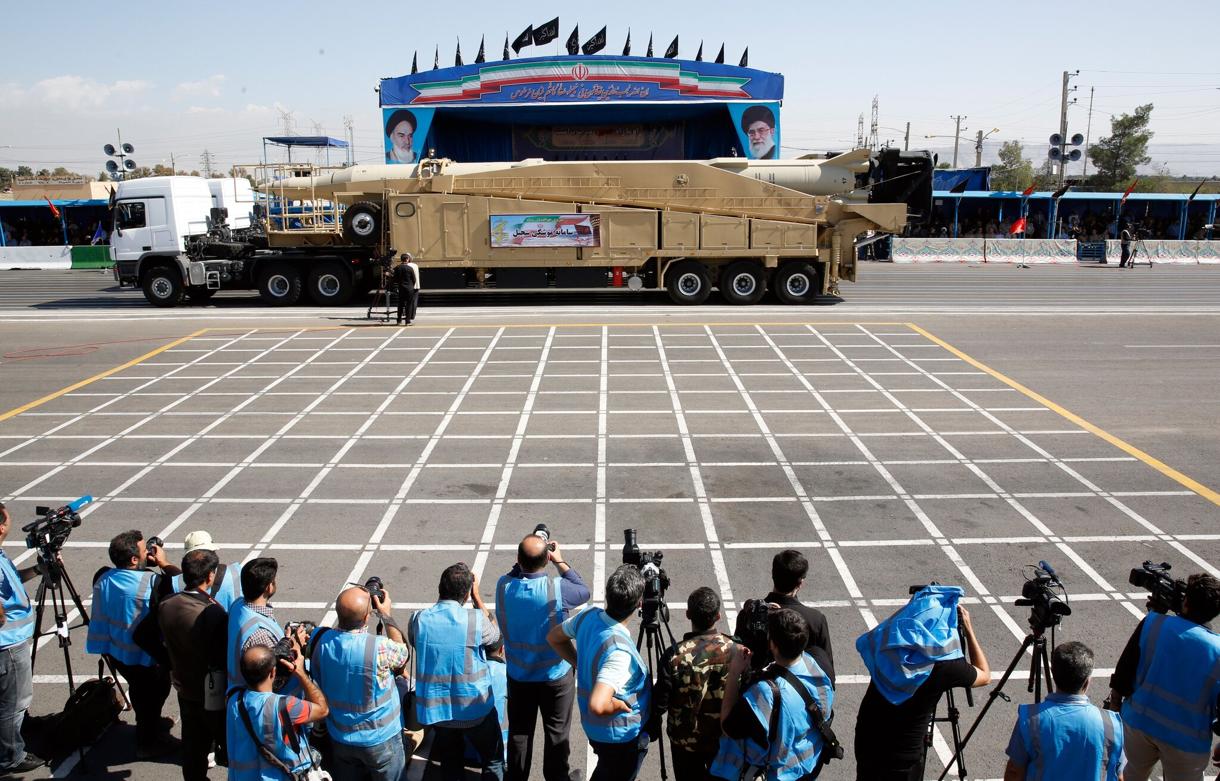 Uno de los retos más difíciles para Irán era construir una cabeza nuclear lo suficientemente pequeña como para encajar en un misil de largo alcance como el que se vio en un desfile militar en Teherán en 2018. Crédito: Abedin Taherkenareh/EPA, vía Shutterstock