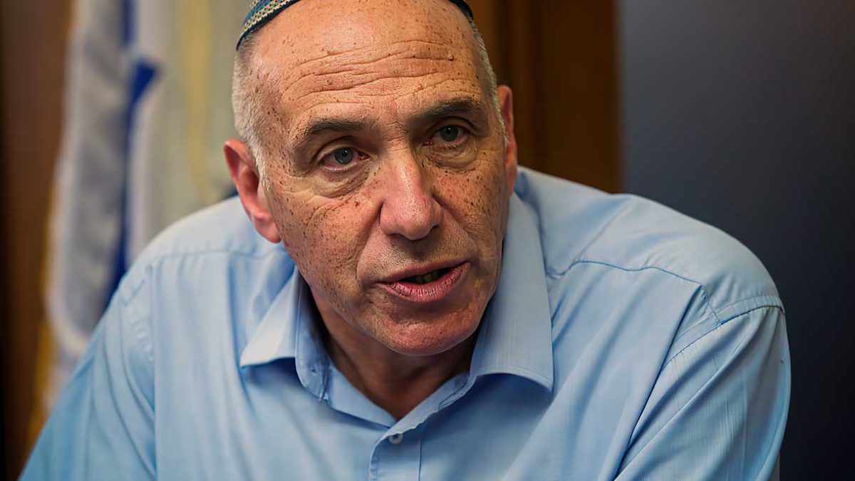 Ex MK Moti Yogev se desploma y es hospitalizado