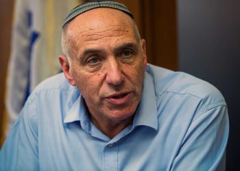Ex MK Moti Yogev se desploma y es hospitalizado