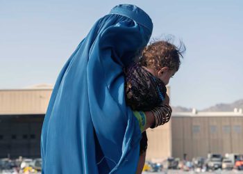 Mujeres afganas se manifiestan por sus derechos bajo el régimen talibán