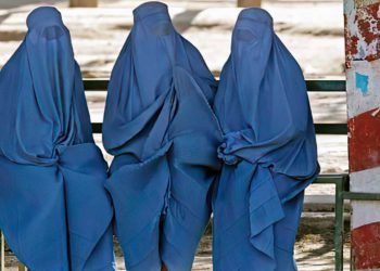 Talibanes ordenan que las estudiantes se cubran con túnica o que sean reemplazadas por “hombres de buena reputación”