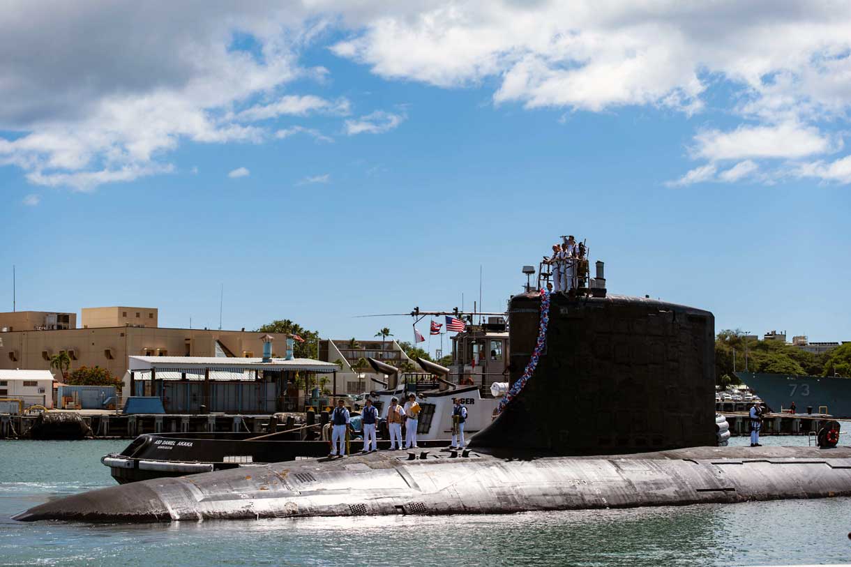 En esta foto proporcionada por la Marina de los Estados Unidos, el submarino de ataque rápido de clase Virginia USS Illinois (SSN 786) regresa a casa a la Base Conjunta Pearl Harbor-Hickam desde un despliegue en el área de responsabilidad de la 7ª Flota el 13 de septiembre de 2021. (Mass Communication Specialist 1st Class Michael B. Zingaro/U.S. Navy via AP)