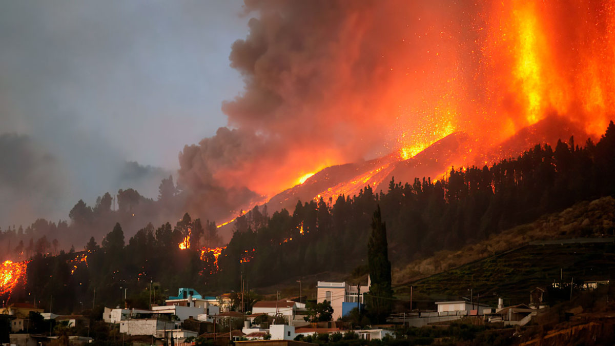 Un volcán entra en erupción en las Islas Canarias y obliga a evacuar a miles de personas