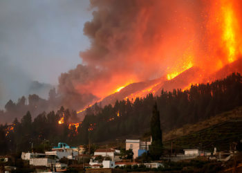 Un volcán entra en erupción en las Islas Canarias y obliga a evacuar a miles de personas