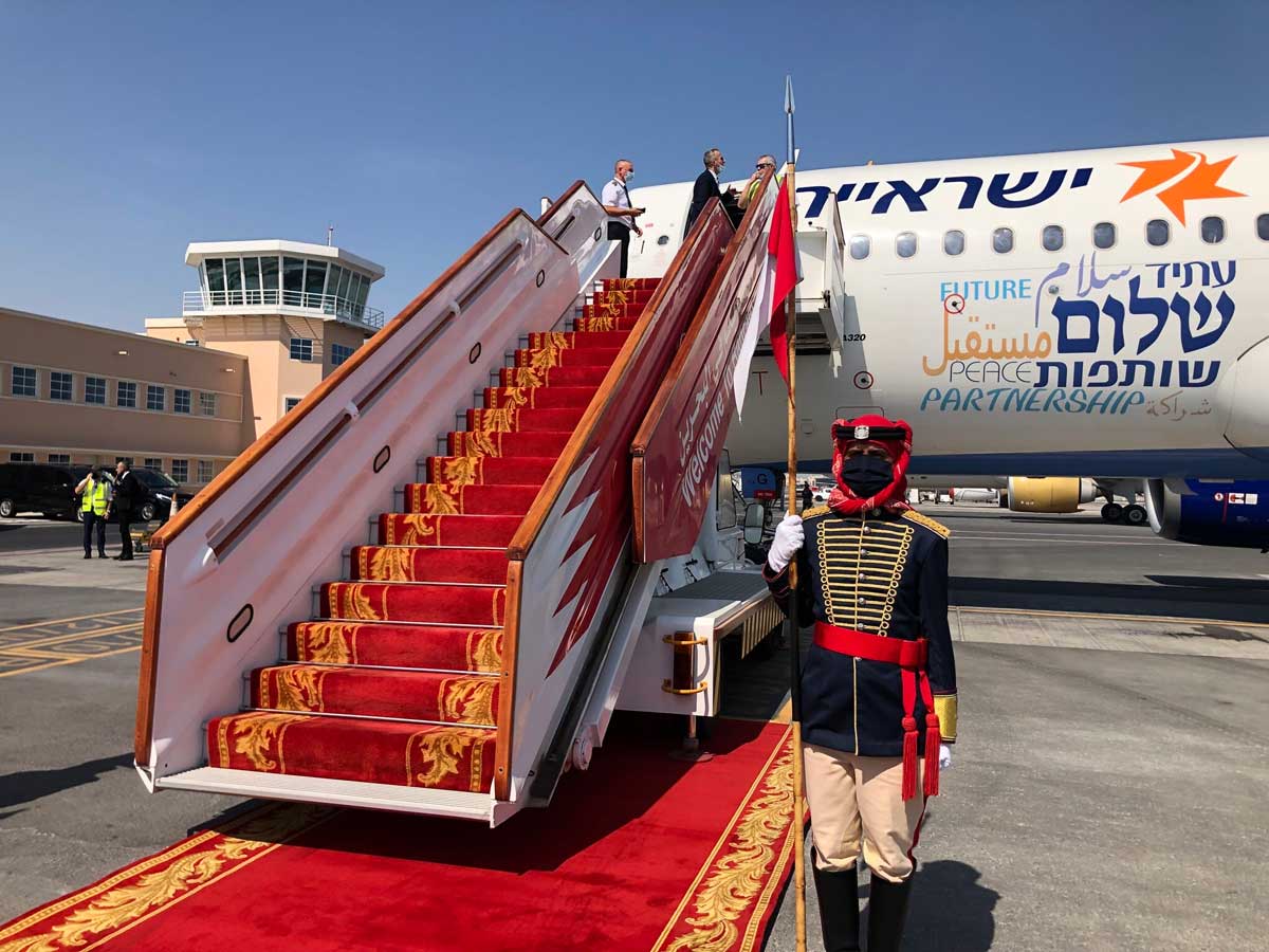 Canciller israelí celebra una reunión histórica con el rey de Bahréin
