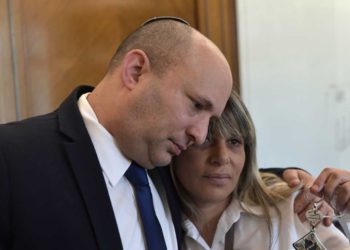 Bennett se reúne con la madre de policía asesinado en la frontera con Gaza