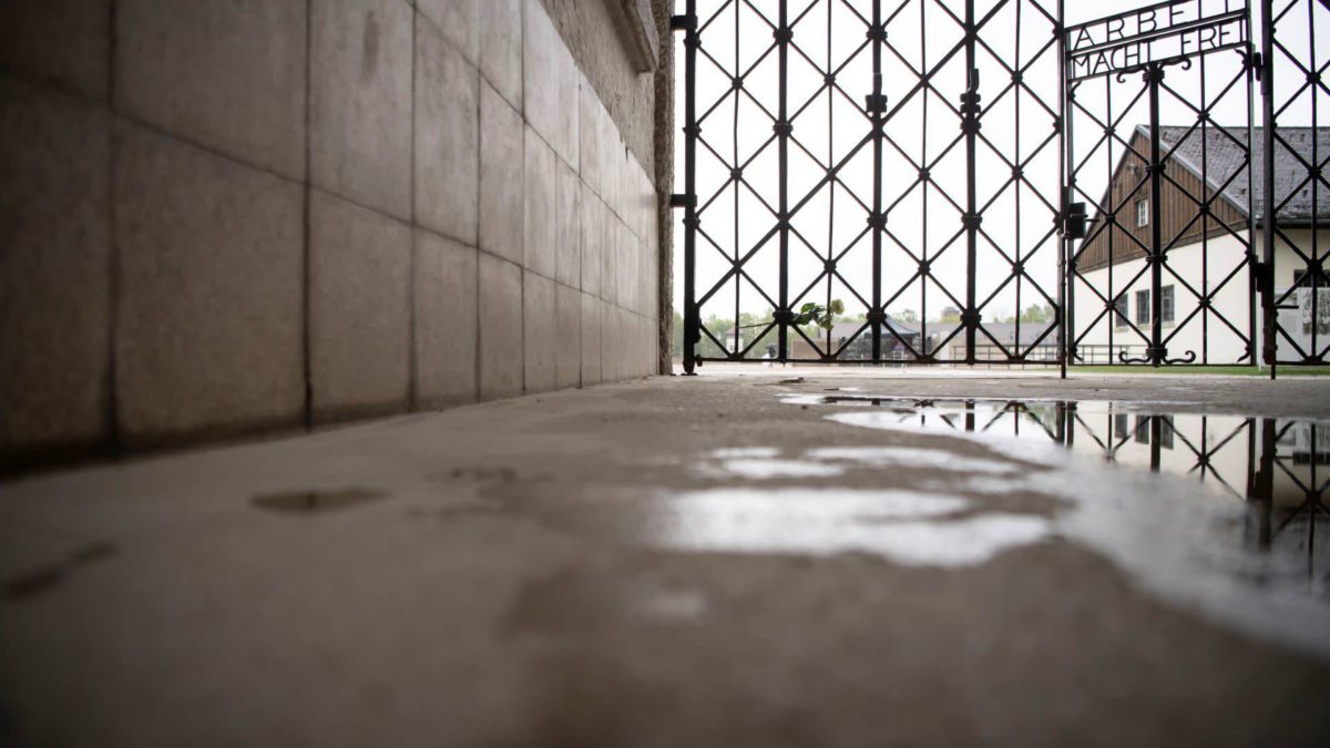 Los turistas finlandeses hacen el saludo nazi en Dachau