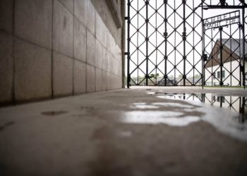 Los turistas finlandeses hacen el saludo nazi en Dachau