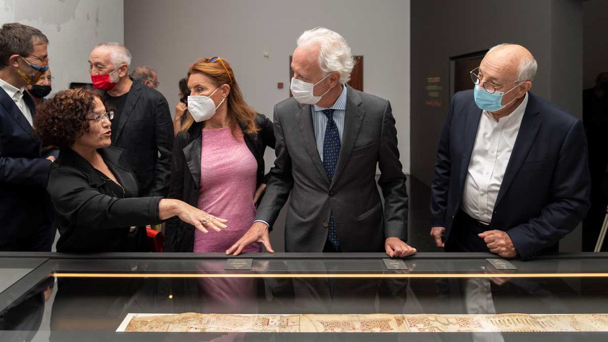 Museo expone un pergamino pintado a mano del siglo XIV que representa el antiguo Israel
