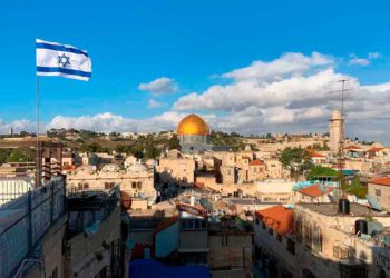 https://israelnoticias.1eye.us/wp-content/uploads/2021/10/Jerusalen-bandera.jpg