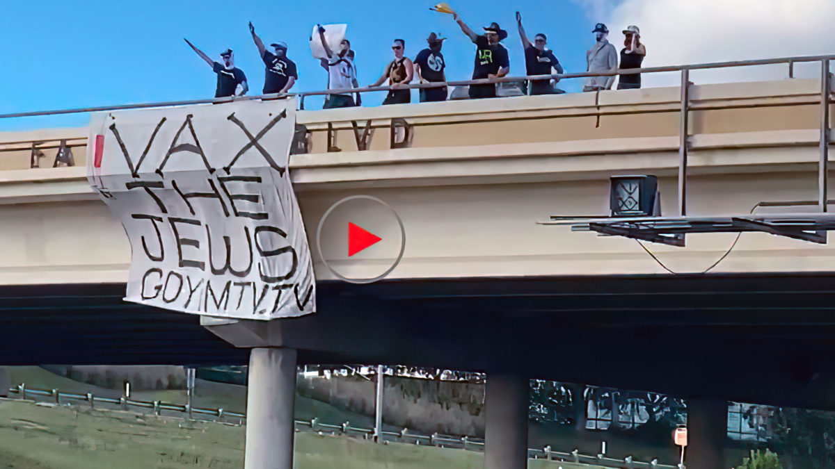 Neonazis cuelgan pancarta “Vax the Jews” cerca sinagogas en Texas