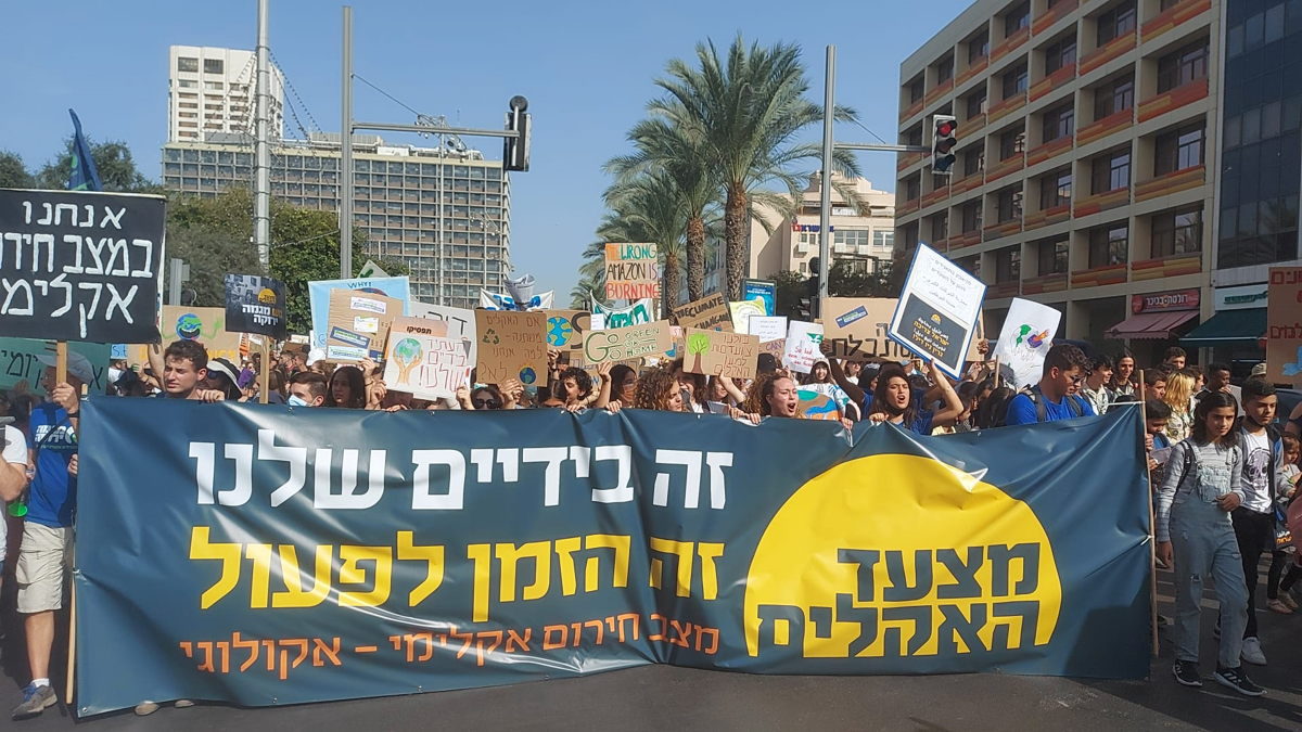 Miles de personas protestan en Tel Aviv contra el cambio climático