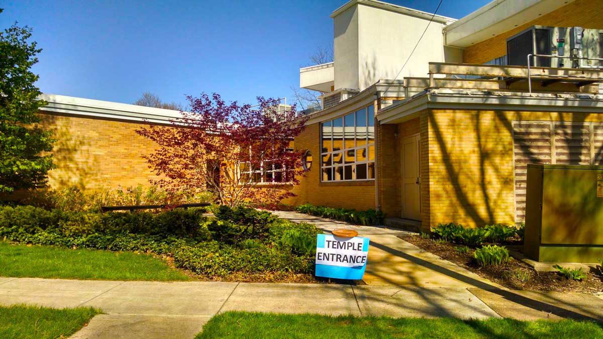 Sinagoga de California vandalizada con carteles antisemitas