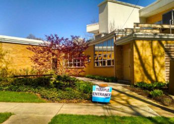 Sinagoga de California vandalizada con carteles antisemitas