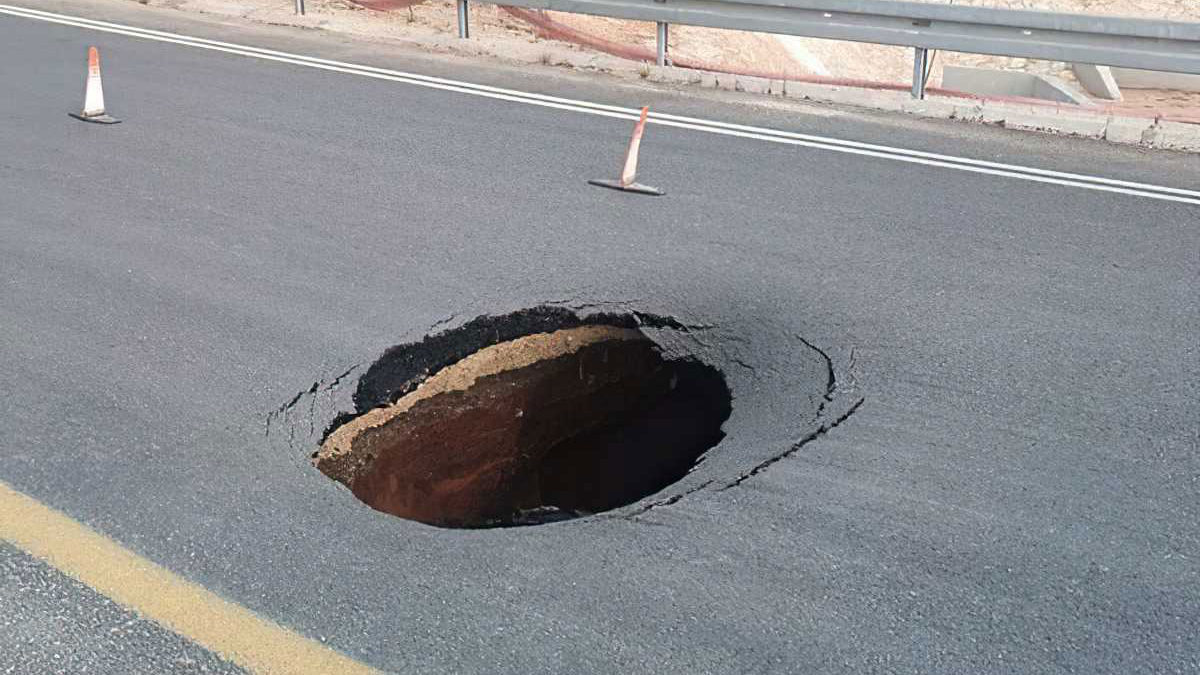 Se abre un sumidero en medio de la autopista Lod-Ramle