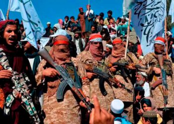 Los talibanes elogian a los terroristas suicidas: ofrecen dinero y tierras a sus familias