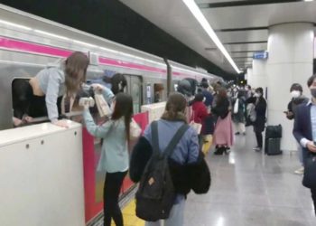 Un hombre disfrazado de Joker aterroriza un tren de Tokio: deja 17 heridos