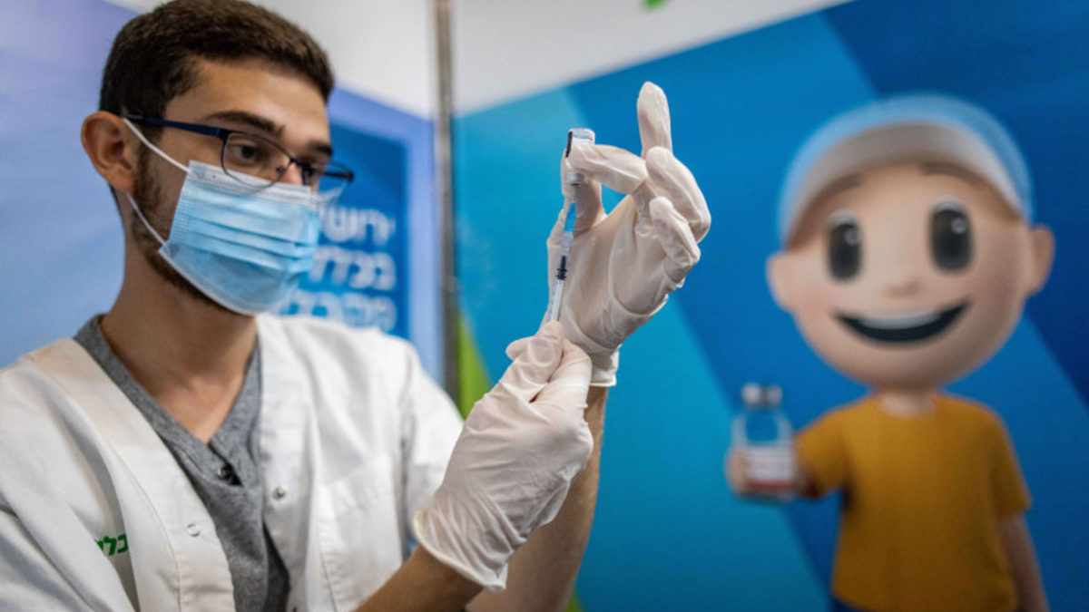 El 7% de los casos graves de COVID en Israel recibió tres vacunas