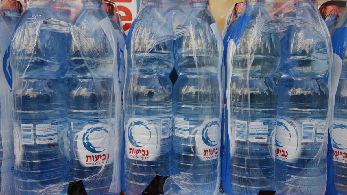 Neviot retira del mercado algunas botellas de agua de medio litro por infección