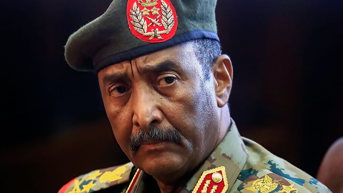 JARTUM, Sudán - El principal general de Sudán ha prometido que no ocupará ningún cargo en el gobierno tras las elecciones previstas para 2023, dos semanas después de haber derrocado al gobierno de transición en un golpe de estado ampliamente condenado. El líder militar que está detrás del golpe, el general Abdel-Fattah Burhan, ha prometido en repetidas ocasiones entregar el poder a un gobierno civil elegido y dice que no formará parte de él. Su anuncio de que no se presentará a las elecciones no impide que otros generales de alto rango se desprendan de sus títulos militares y se conviertan en candidatos. A finales del mes pasado, los militares disolvieron el gobierno de transición del país y detuvieron a más de 100 funcionarios y dirigentes políticos y a un gran número de manifestantes y activistas. Desde entonces, al menos 13 manifestantes antigolpistas han muerto debido al uso excesivo de la fuerza por parte de las fuerzas de seguridad del país, según los médicos sudaneses y la ONU. Ayer, las fuerzas de seguridad lanzaron gases lacrimógenos a los manifestantes y detuvieron a más de 100 personas, en su mayoría profesores antigolpistas en Jartum. En declaraciones emitidas por la cadena de televisión por satélite Al-Jazeera, Burhan también afirma que las fuerzas de seguridad no son responsables de la muerte de los manifestantes. Burhan ha sostenido que los militares se vieron obligados a tomar el control debido a las disputas entre los partidos políticos que, según él, podrían conducir a una guerra civil. Sin embargo, la toma de posesión se produjo semanas antes de que el presidente tuviera que ceder el poder del máximo órgano de gobierno del país a un civil.