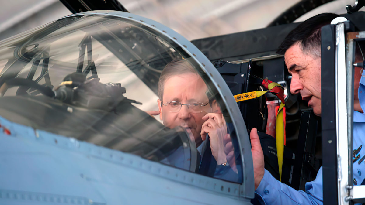 El presidente Herzog reconstruye la foto de su padre a bordo de un avión de la IAF