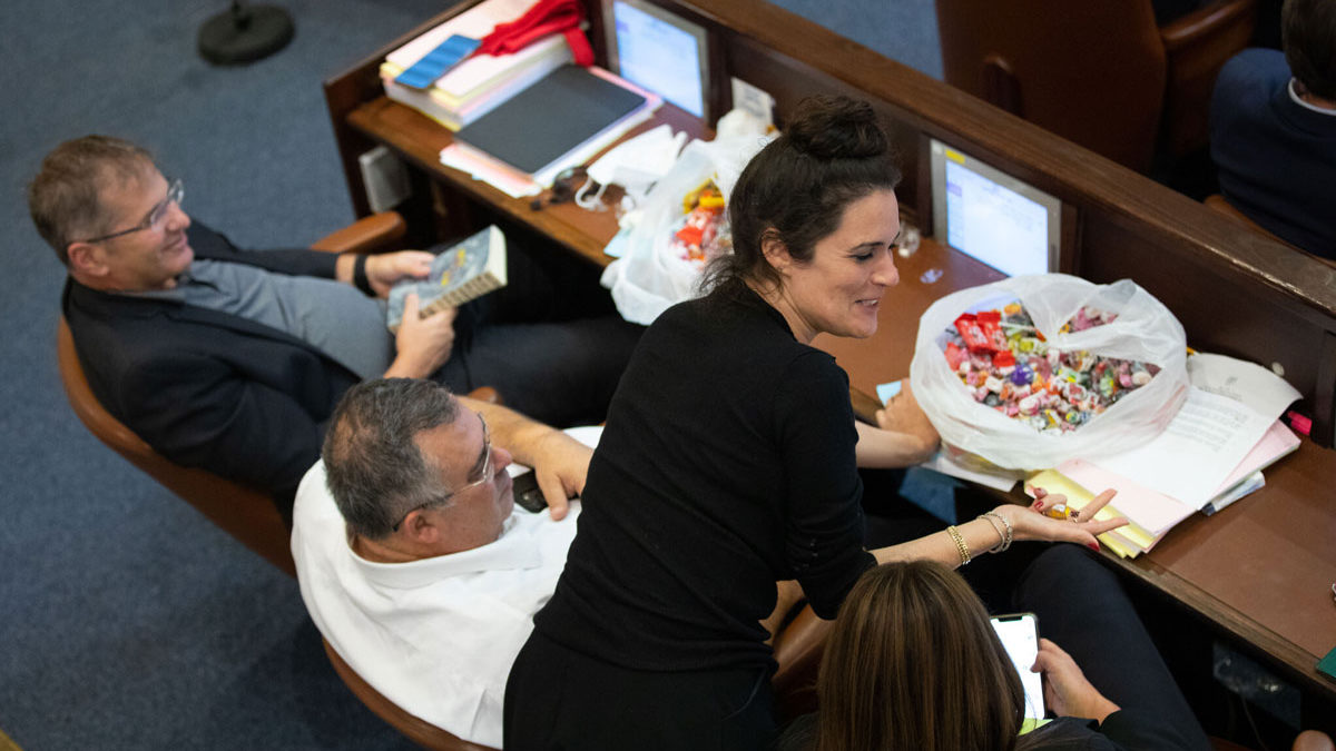 El presidente de la Knesset prohíbe a los diputados comer en el pleno