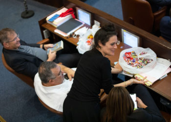 El presidente de la Knesset prohíbe a los diputados comer en el pleno