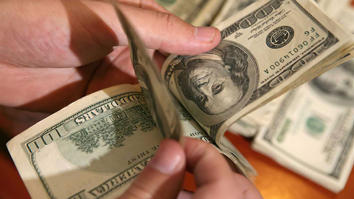 El dólar cae al nivel más bajo frente al shekel en 25 años