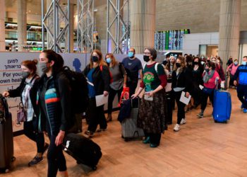 Israel aprueba la entrada de turistas sin la tercera dosis de la vacuna contra el COVID