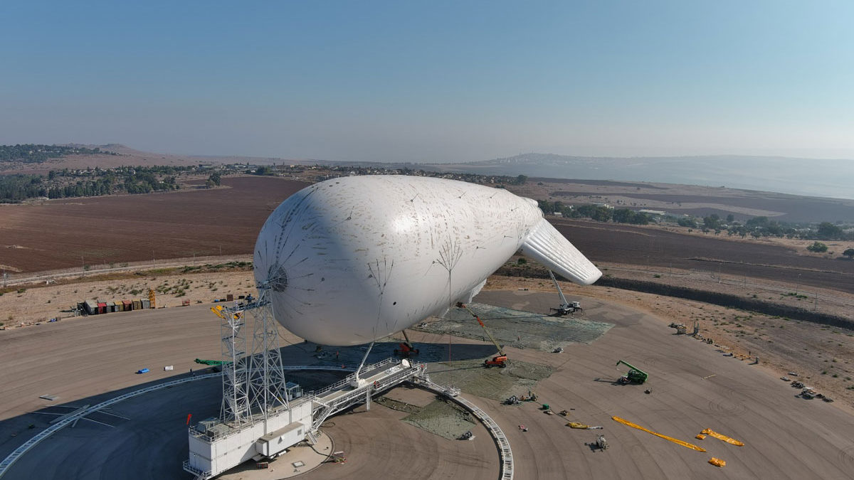 Israel lanza un enorme globo de vigilancia para detectar amenazas aéreas