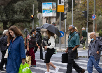 Un epidemiólogo estima que casi la mitad de la población israelí contrajo Omicron