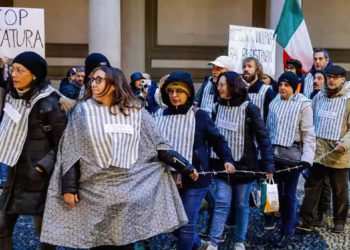 Manifestantes italianos se disfrazan de víctimas del Holocausto