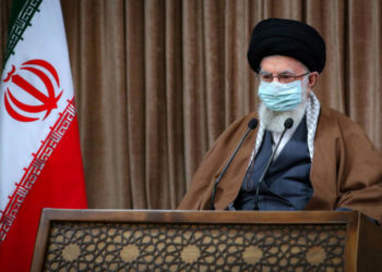 Los iraníes abuchean a Jamenei en una protesta y repudian a Hamás en Gaza