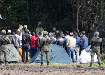 Polonia despliega tropas en la frontera con Bielorrusia mientras un grupo de inmigrantes intenta entrar en la UE