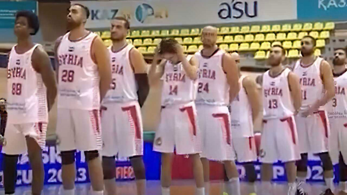 Kazajistán entona el himno de Irán para recibir a la selección siria de baloncesto