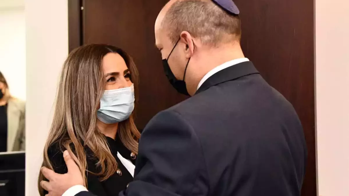 Bennett se reúne con pareja israelí liberada de una prisión turca