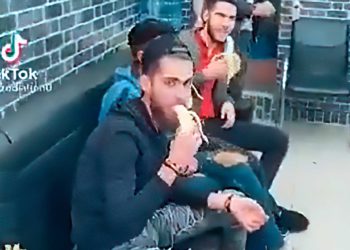 Turquía expulsará a siete sirios filmados comiendo plátanos “provocativamente”