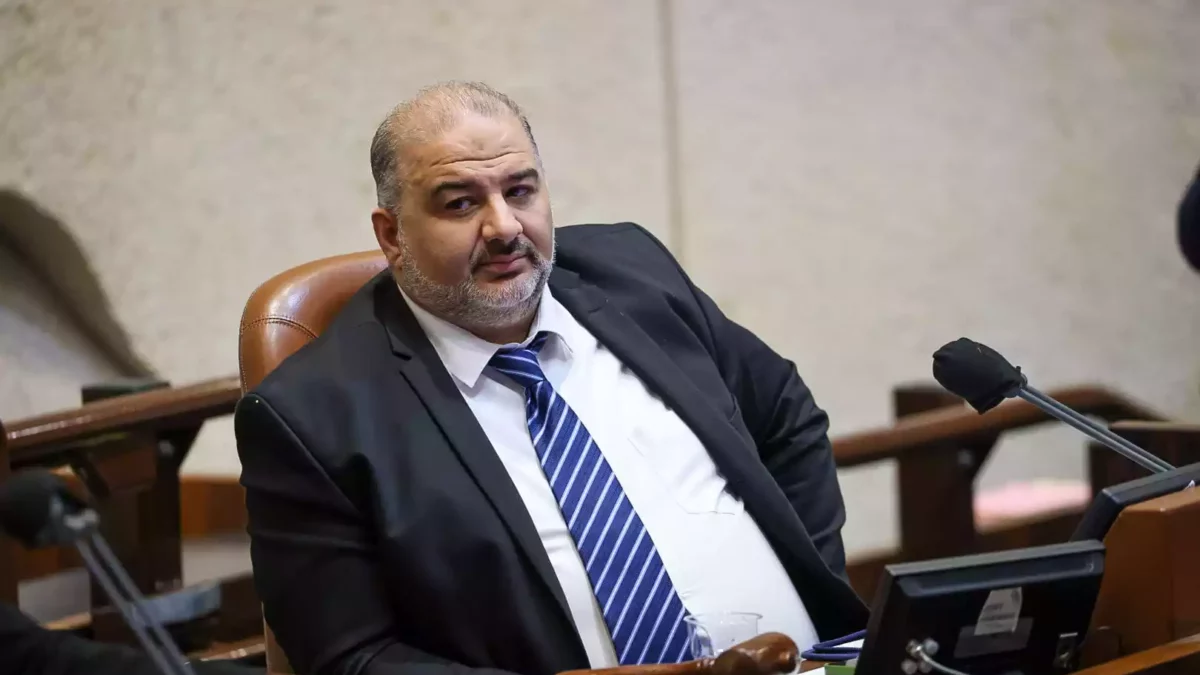 MK Mansour Abbas, presidente del partido Ra'am que, al entrar en el actual gobierno, consiguió presupuestos para el plan quinquenal de la población árabe de Israel, dice que su partido ha traído el cambio a Israel en su conjunto. En un discurso pronunciado en un acto de presentación del plan económico quinquenal, que lleva el nombre de “Takadum” (“Progreso”) en árabe, Abbas dijo: “Ha pasado el tiempo en el que éramos una estadística más sin influencia ni importancia en la política israelí, y ha pasado el tiempo en el que nuestros programas se llamaban con una serie de números al azar. Hoy, nuestros planes tienen un nombre, un significado y un propósito”. “El plan económico quinquenal Takadum para la sociedad árabe viene con un nombre que proclama su objetivo: lograr el progreso y no dejar atrás a la sociedad árabe. Este es el cambio que Ra'am ha traído a la sociedad israelí y árabe, este es el verdadero significado de la influencia y el cambio en el estatus de la sociedad árabe en el estado”. Abbas criticó a quienes intentan socavar el programa, sin decir a quiénes se refería exactamente. “Hago un llamamiento a todos los que intentan hacerlo fracasar: pasen página”, manifestó. El ministro de Igualdad Social, Meirav Cohen, cuyo ministerio es responsable de la aplicación del programa, expresó: “En todas las mediciones de la economía y la situación socioeconómica de Israel, los comentaristas dicen: «Si excluimos a los árabes y a los haredim, nuestra posición es buena». No queremos excluir a nadie; queremos que todos estén en la misma posición”. El ministro de Cooperación Regional, Issawi Frej, se dirigió al subdirector de Presupuestos del Ministerio de Finanzas, Tzahi David, y le declaró: “Vosotros sois los que estáis frenando el plan quinquenal, sois los responsables. Habéis venido aquí y habéis hablado, y todos los jefes de las autoridades locales árabes os han escuchado. Actuad con flexibilidad y no con rigidez”. Al comentar el alto índice de delincuencia entre los árabes israelíes, el ministro de Seguridad Pública, Omer Barlev, dijo: “La lucha contra la delincuencia puede bastar por sí misma durante un tiempo, pero a menos que la sociedad árabe se conecte con la sociedad económica no habrá progreso. En una palabra, se llama discriminación. La discriminación tiene muchos aspectos, y por desgracia existe desde hace muchos años. Los más afectados son los jóvenes, y ha llevado a que el 40 % de los jóvenes árabes estén en paro, y el paro lleva a la delincuencia”.