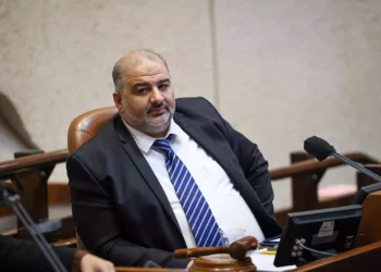 MK Mansour Abbas, presidente del partido Ra'am que, al entrar en el actual gobierno, consiguió presupuestos para el plan quinquenal de la población árabe de Israel, dice que su partido ha traído el cambio a Israel en su conjunto. En un discurso pronunciado en un acto de presentación del plan económico quinquenal, que lleva el nombre de “Takadum” (“Progreso”) en árabe, Abbas dijo: “Ha pasado el tiempo en el que éramos una estadística más sin influencia ni importancia en la política israelí, y ha pasado el tiempo en el que nuestros programas se llamaban con una serie de números al azar. Hoy, nuestros planes tienen un nombre, un significado y un propósito”. “El plan económico quinquenal Takadum para la sociedad árabe viene con un nombre que proclama su objetivo: lograr el progreso y no dejar atrás a la sociedad árabe. Este es el cambio que Ra'am ha traído a la sociedad israelí y árabe, este es el verdadero significado de la influencia y el cambio en el estatus de la sociedad árabe en el estado”. Abbas criticó a quienes intentan socavar el programa, sin decir a quiénes se refería exactamente. “Hago un llamamiento a todos los que intentan hacerlo fracasar: pasen página”, manifestó. El ministro de Igualdad Social, Meirav Cohen, cuyo ministerio es responsable de la aplicación del programa, expresó: “En todas las mediciones de la economía y la situación socioeconómica de Israel, los comentaristas dicen: «Si excluimos a los árabes y a los haredim, nuestra posición es buena». No queremos excluir a nadie; queremos que todos estén en la misma posición”. El ministro de Cooperación Regional, Issawi Frej, se dirigió al subdirector de Presupuestos del Ministerio de Finanzas, Tzahi David, y le declaró: “Vosotros sois los que estáis frenando el plan quinquenal, sois los responsables. Habéis venido aquí y habéis hablado, y todos los jefes de las autoridades locales árabes os han escuchado. Actuad con flexibilidad y no con rigidez”. Al comentar el alto índice de delincuencia entre los árabes israelíes, el ministro de Seguridad Pública, Omer Barlev, dijo: “La lucha contra la delincuencia puede bastar por sí misma durante un tiempo, pero a menos que la sociedad árabe se conecte con la sociedad económica no habrá progreso. En una palabra, se llama discriminación. La discriminación tiene muchos aspectos, y por desgracia existe desde hace muchos años. Los más afectados son los jóvenes, y ha llevado a que el 40 % de los jóvenes árabes estén en paro, y el paro lleva a la delincuencia”.