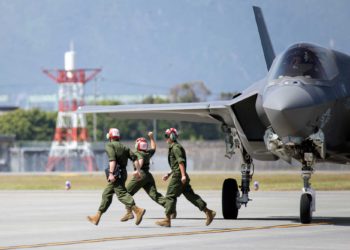 WASHINGTON - España no está interesada en el avión de combate estadounidense F-35 y sólo está comprometida con el Sistema Aéreo de Combate Futuro que persigue con Francia y Alemania, dijo una portavoz de defensa a Reuters. La declaración se produce después de que funcionarios españoles, en una exposición de defensa en Madrid la semana pasada, dijeran que el avión fabricado por Lockheed Martin era al menos un contendiente teórico para la Armada española y, si el servicio marítimo lo seleccionara, para el Ejército del Aire. “El Gobierno español no tiene presupuesto para entrar en ningún otro proyecto de avión además del que ya está en marcha. Descartamos entrar en el proyecto del F-35. Nuestro compromiso de inversión está en el FCAS”, citó Reuters a una portavoz del Ministerio de Defensa en un informe del 9 de noviembre. El rechazo al F-35 se produce después de que se especulara en las redes sociales que el país estaba estudiando activamente una compra, basándose en otro informe de la publicación de defensa Janes, con sede en Londres, de la semana pasada. Ese artículo citaba información sobre una campaña de ventas del F-35 de Lockheed Martin en Europa, incluida España, que procedía de “un funcionario”, sin indicar su afiliación. El caso de la posible venta del F-35 a Madrid era especialmente delicado, ya que España está trabajando para establecerse como socio en igualdad de condiciones con Alemania y Francia en el programa FCAS. Dar la impresión de estar coqueteando con el producto estadounidense al mismo tiempo habría socavado las aspiraciones de Madrid hacia ese fin.