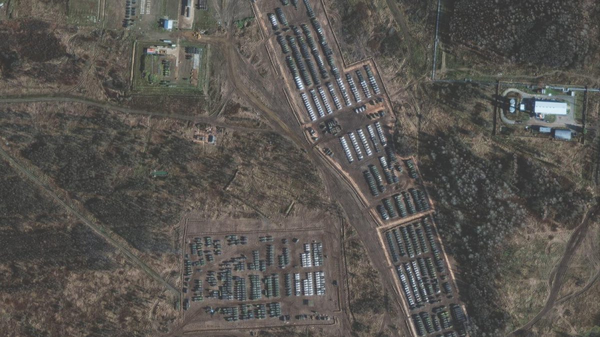 Movimientos de tropas rusas muestran que es posible un conflicto más amplio con Ucrania