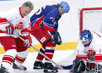 Israel prohíbe a jugadores rusos asistir a un partido de hockey por la vacuna