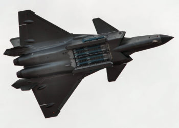 China va “a toda máquina” en la producción del caza furtivo J-20