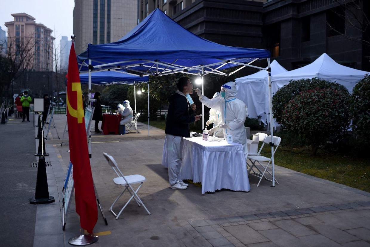 Los casos de COVID aumentan en todo el mundo: China bloquea una ciudad de 13 millones