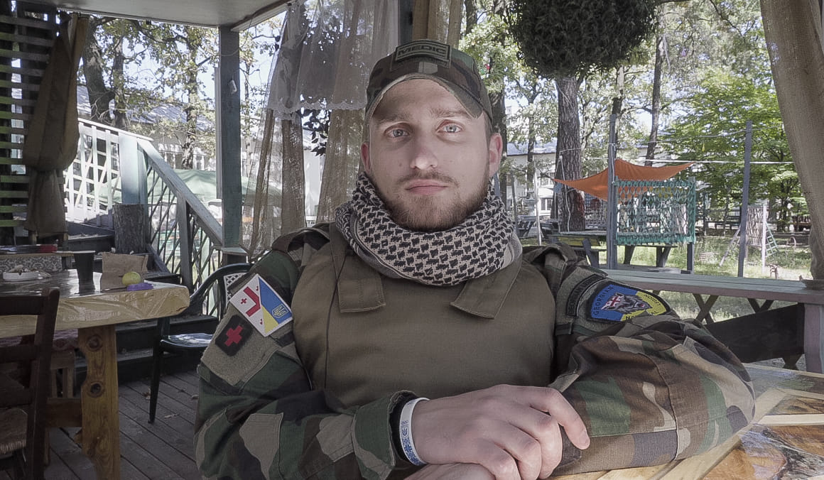 Emanuel Bazanji, un antiguo soldado del ejército albanés que se ofreció como voluntario para la Legión Nacional de Georgia. Foto de Nolan Peterson/Coffee or Die.
