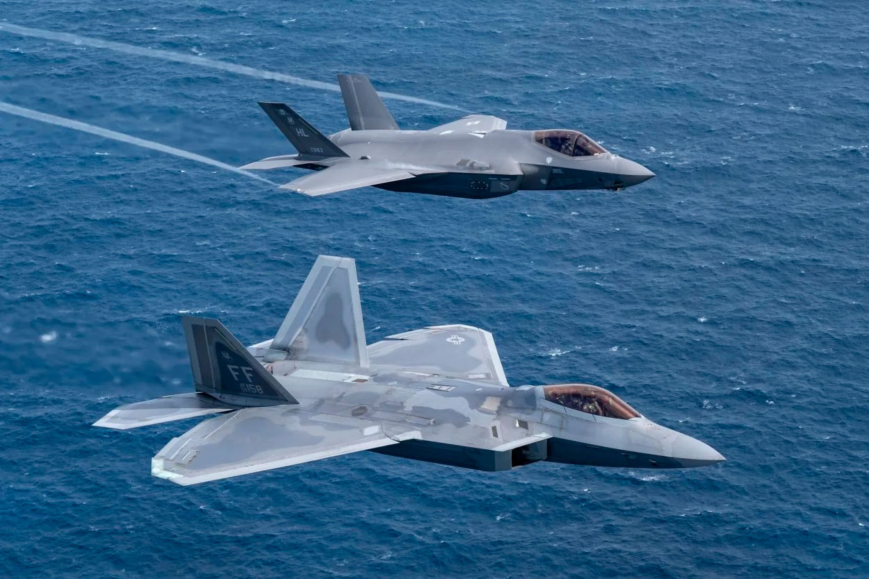 ¿Por qué los F-22 y F-35 podrían ser “más vulnerables” a los cazas chinos Su-35 que a los Sukhoi rusos?