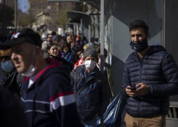 Israel evalúa una política de “infección masiva” a medida que aumentan los casos de COVID