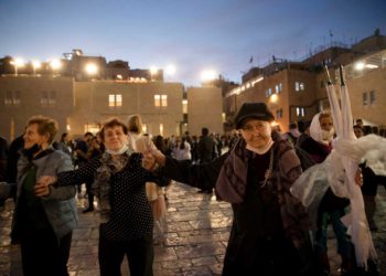 Sobrevivientes del Holocausto celebran Jánuca en el Muro Occidental