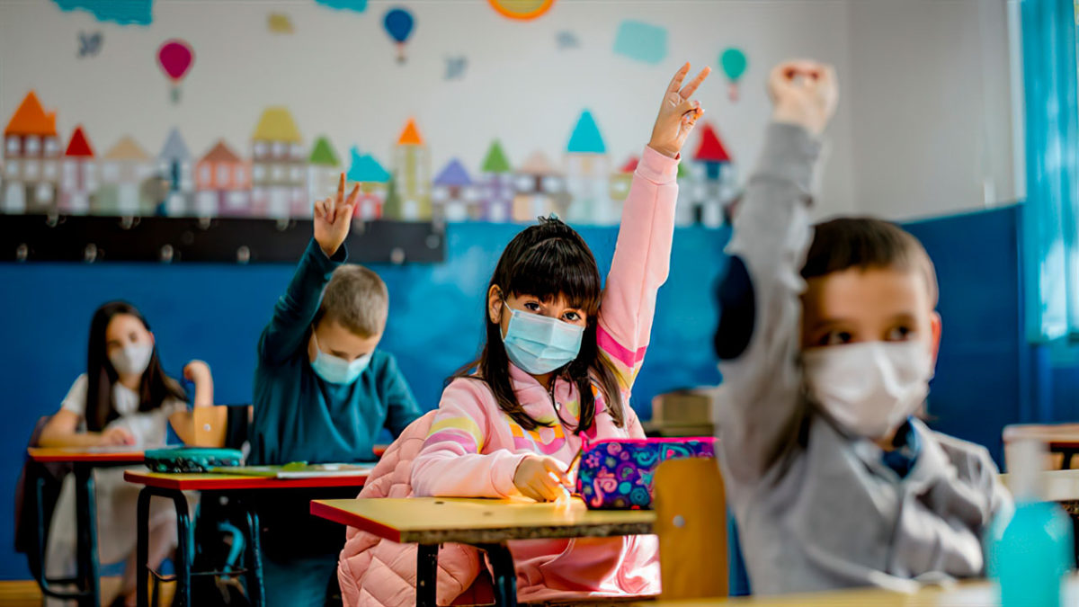 200 niños israelíes infectados con COVID por profesores no vacunados